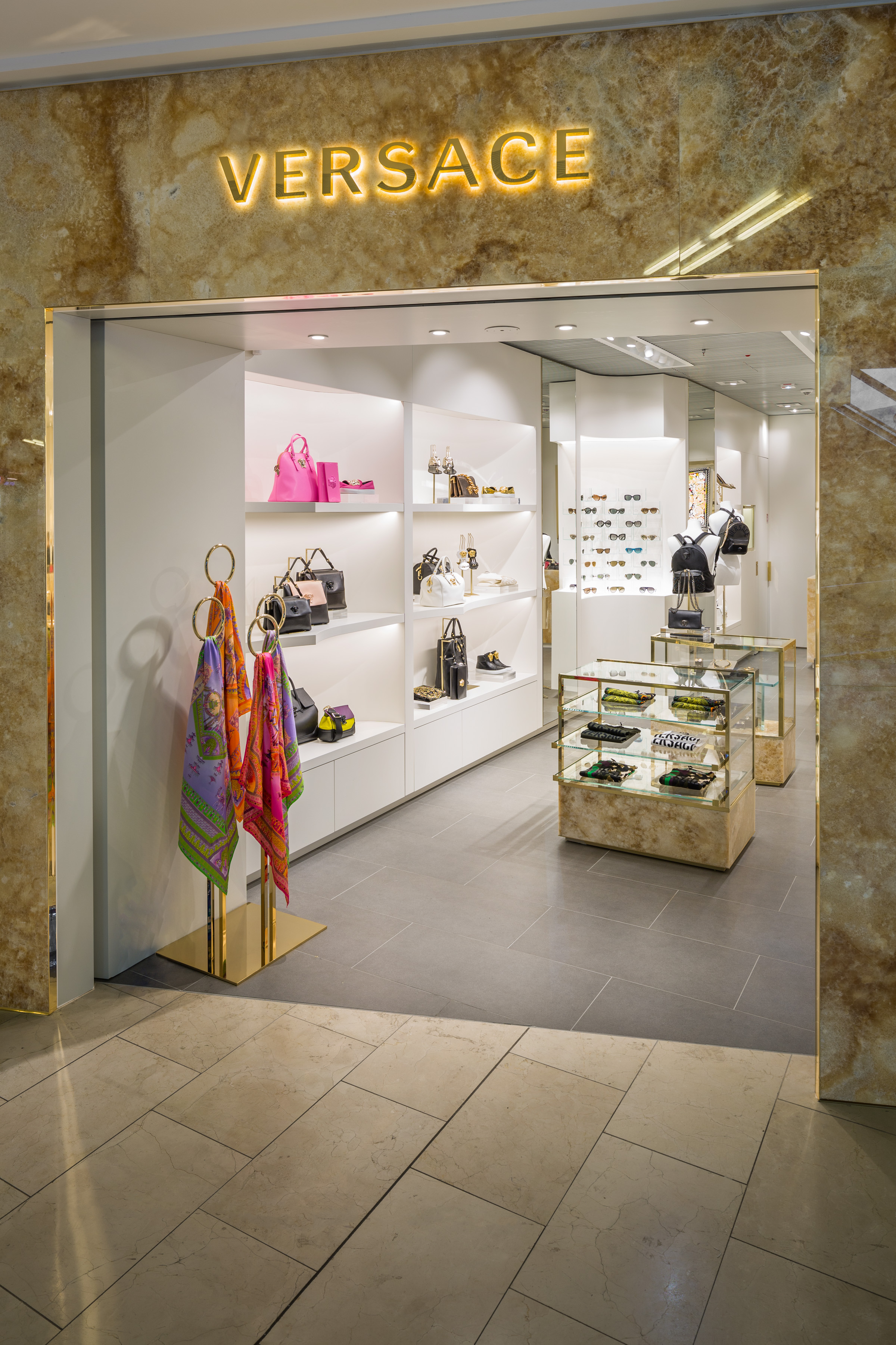 Bilder Von Versace Frankfurt Am Main www.fraport.com